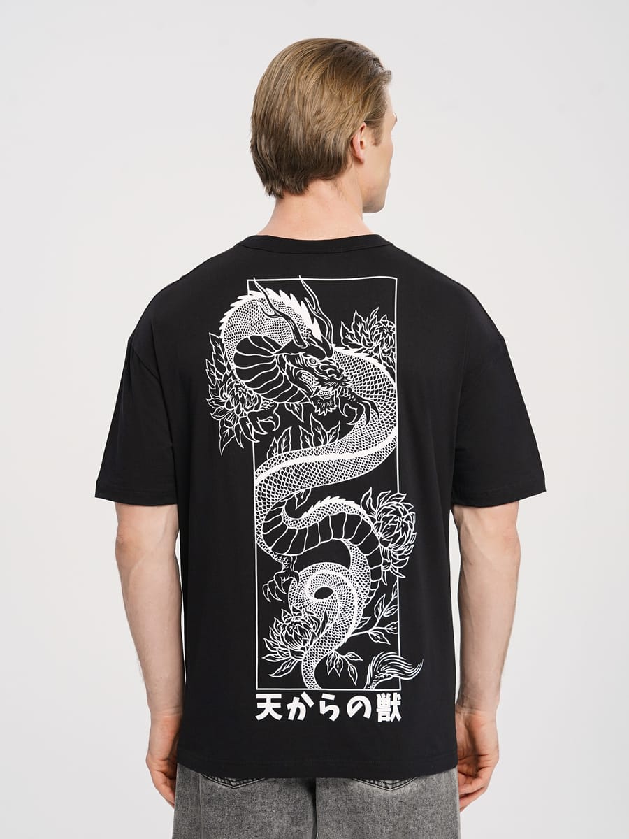 футболка с принтом дракона на спине