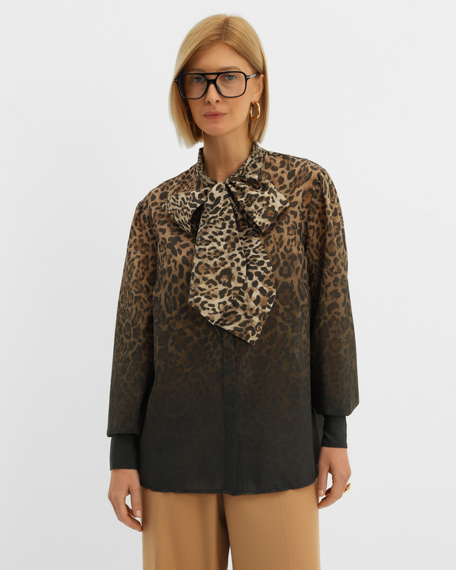 легкая блузка с воротником-аскот и леопардовым принтом